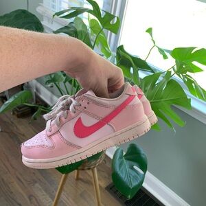 Triple pink Nike dunks little girls